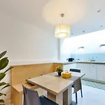 Chic Apt Sleeps Up To 4 Guests In Heart Of London Bridge