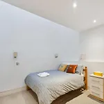 Chic Apt Sleeps Up To 4 Guests In Heart Of London Bridge