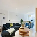 Chic Apt Sleeps Up To 4 Guests In Heart Of London Bridge