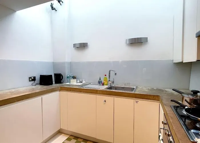 Chic Apt Sleeps Up To 4 Guests In Heart Of London Bridge
