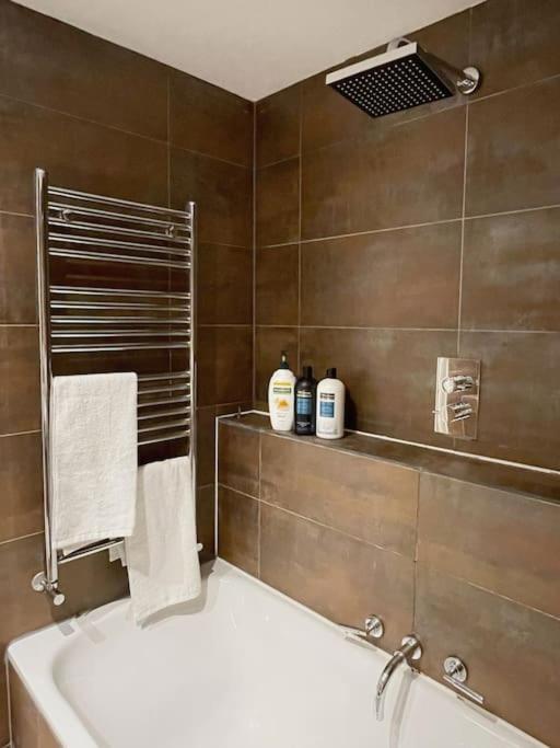 Appartamento Chic Sleeps Up To 4 Guests In Heart Of Bridge *
