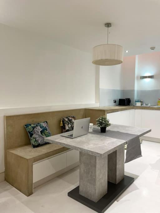 Chic Sleeps Up To 4 Guests In Heart Of Bridge Appartamento *