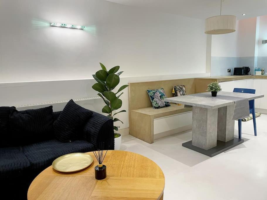 Chic Sleeps Up To 4 Guests In Heart Of Bridge Appartamento