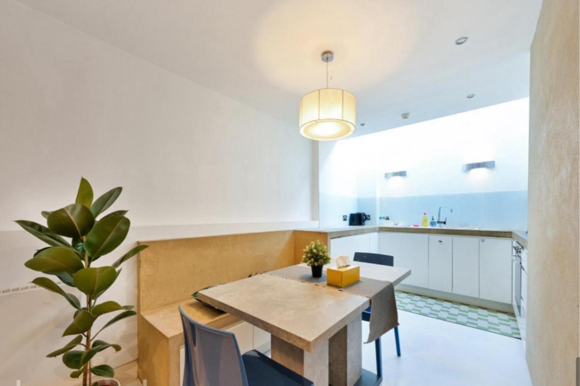 Chic Sleeps Up To 4 Guests In Heart Of Bridge Appartamento